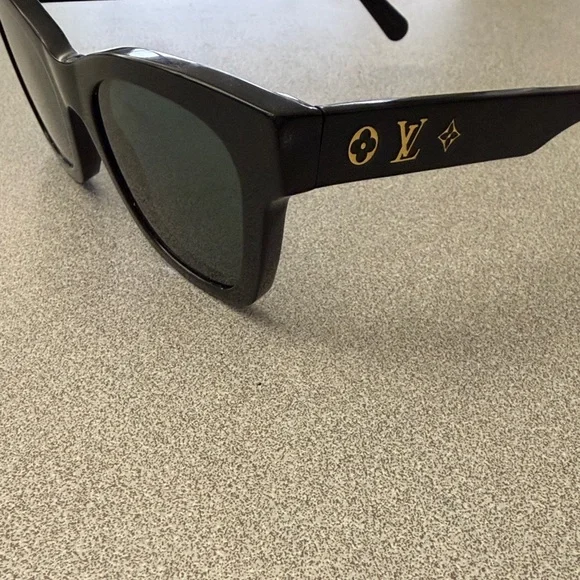 Louis Vuitton Sunglasses - Picture 6 of 7